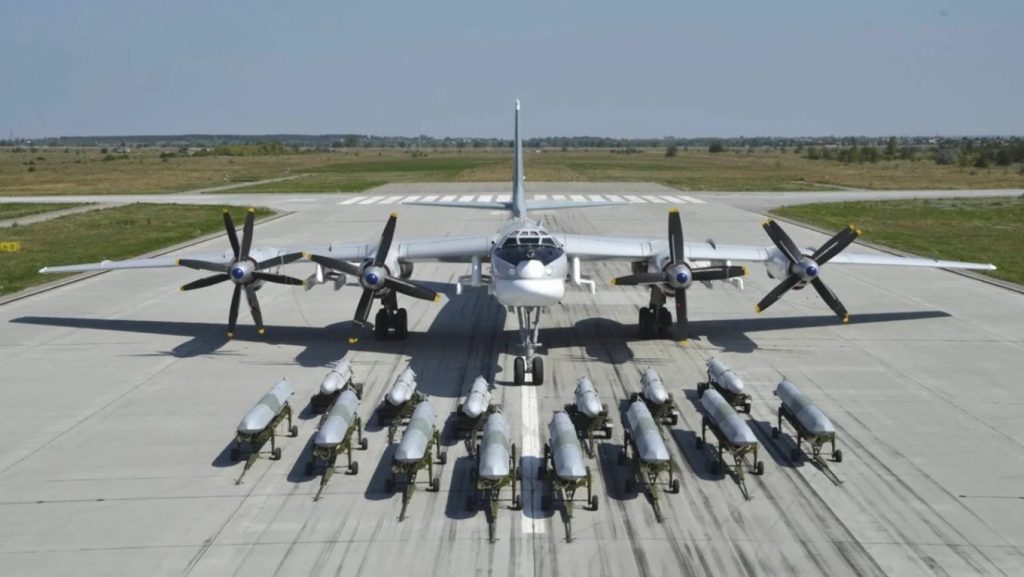 Стратегічний бомбардувальник Ту-95 на злітній смузі з викладеними попереду крилатими ракетами.